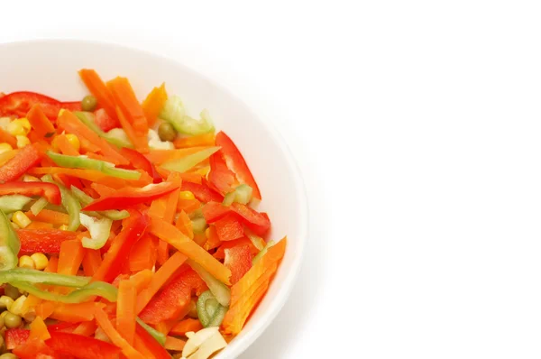 Skål med sallad med färska grönsaker isolerad på vit — Stockfoto