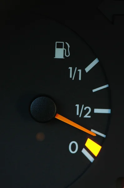 Compteur d'essence montrant un faible niveau d'essence — Photo