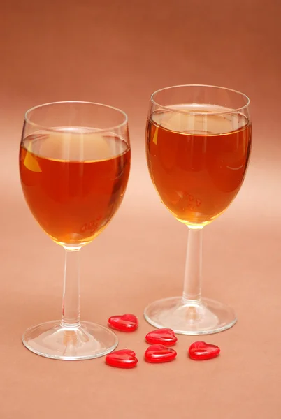 Dois copos de vinho e formas de coração — Fotografia de Stock