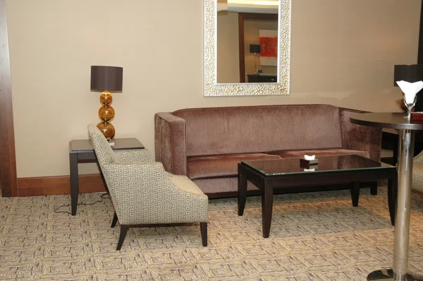 Лобби отеля с диванами и стульями — стоковое фото