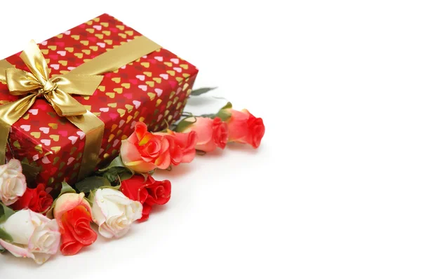 Συσκευασία δώρου και τριαντάφυλλα που απομονώνονται σε λευκό — Φωτογραφία Αρχείου