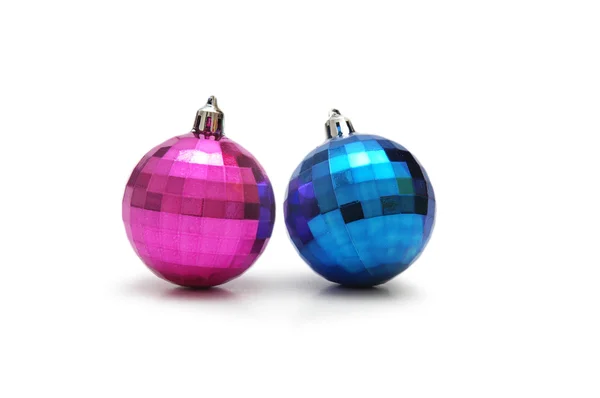 Дві різдвяні кульки ізольовані на білому — стокове фото