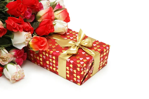 Coffret cadeau et bouquet de fleurs isolé sur blanc — Photo