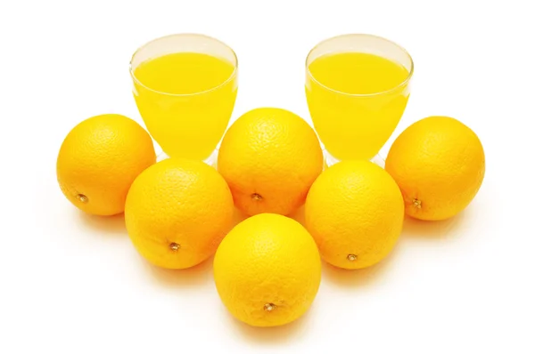 Апельсины и апельсиновый сок изолированы на белом — стоковое фото