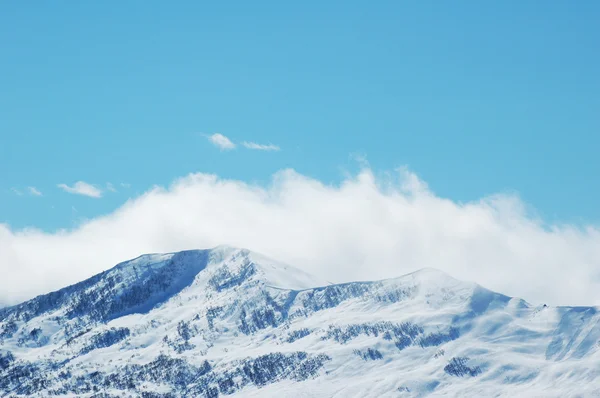 Landskap med berg täckta med snö på vintern — Stockfoto