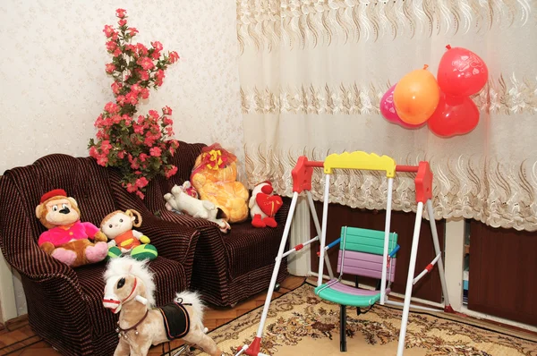 Різні іграшки в дитячій кімнаті — стокове фото
