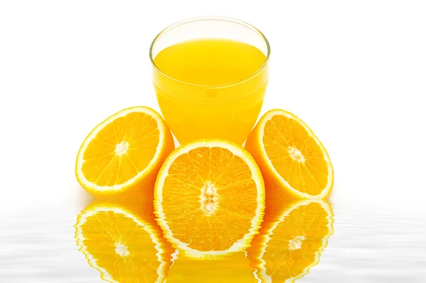 Апельсиновый сок и полувырезанные апельсины изолированы на белом — стоковое фото