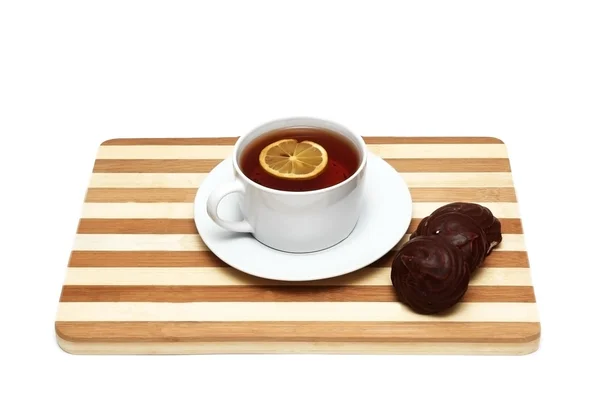 茶与柠檬和孤立在白色的饼干 — 图库照片