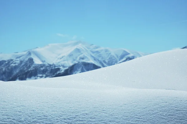 Rüzgârla oluşan kar yığını içinde parlak kış günü - Gürcistan, gudauri — Stok fotoğraf