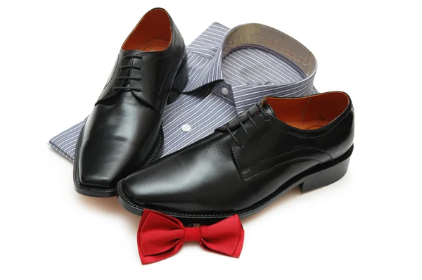 Par de sapatos pretos, camisa nova e laço isolado em branco — Fotografia de Stock