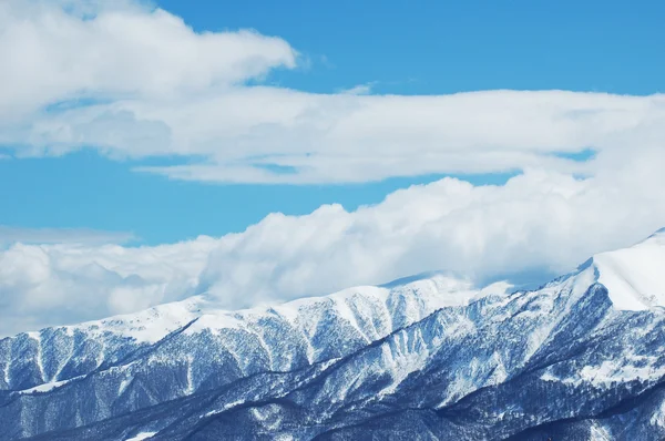 Góry w śniegu w dzień jasny zima — Zdjęcie stockowe