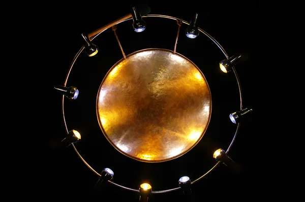 Metal gong contra o fundo preto — Fotografia de Stock