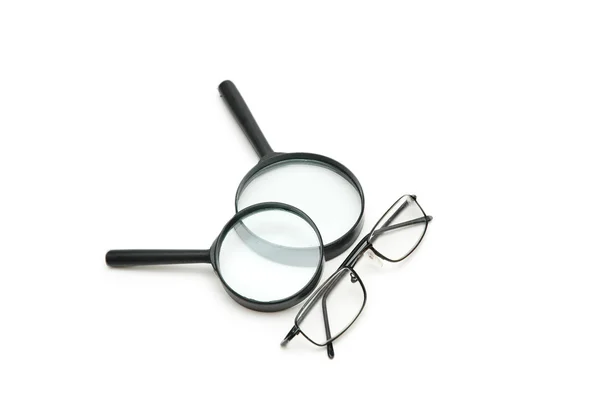 拡大鏡と白で隔離される老眼鏡 — ストック写真