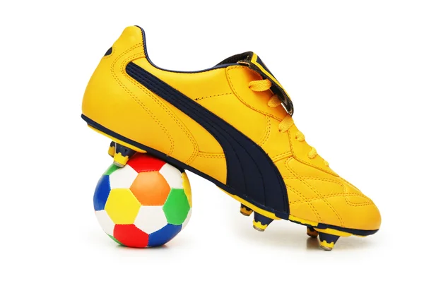 Calzature da calcio gialle e calcio a colori isolato sul bianco - più footwar — Foto Stock