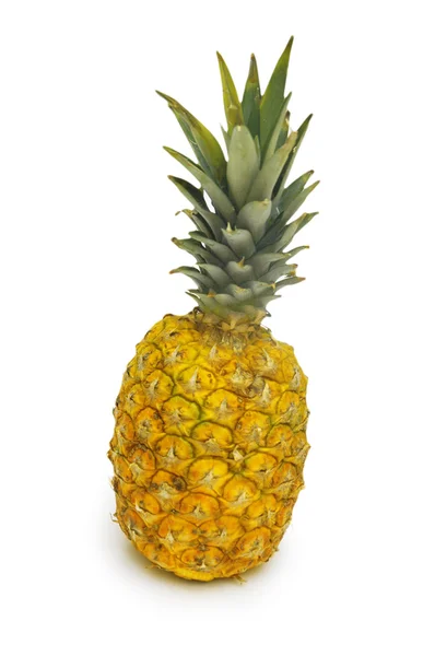 Rijp ananas geïsoleerd op de witte achtergrond — Stockfoto