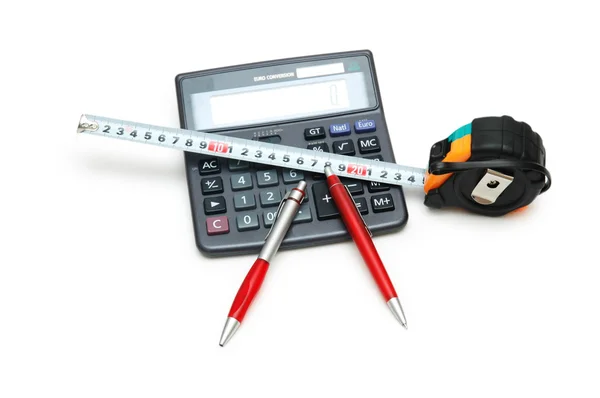 Calculatrice, ruban à mesurer et stylos isolés sur blanc — Photo