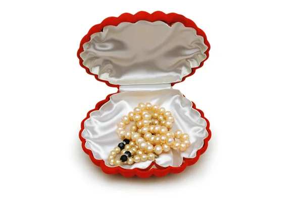 Caja roja en forma de concha y perlas aisladas en blanco —  Fotos de Stock