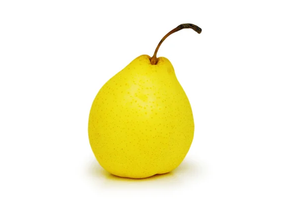 白い背景に黄色の梨が孤立し — ストック写真