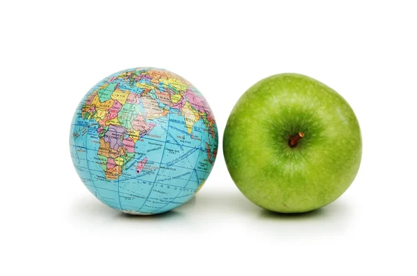 Beyaz izole küre ve yeşil elma — Stok fotoğraf