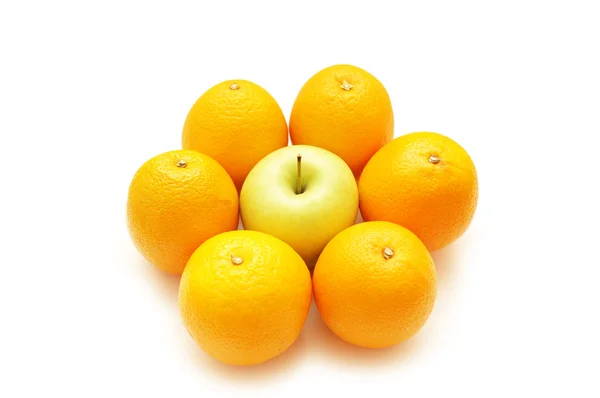 Apple omringd door sinaasappelen geïsoleerd op wit — Stockfoto