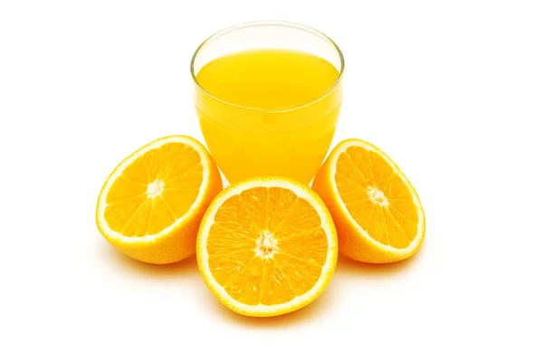 Sumo de laranja e laranjas semi-cortadas isoladas em branco — Fotografia de Stock