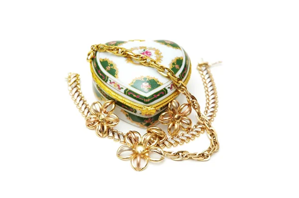 Çeşitli mücevherler ve üzerinde beyaz izole kalp şeklinde kutu — Stok fotoğraf