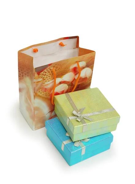 ショッピング バッグ、白で隔離される giftboxes — ストック写真