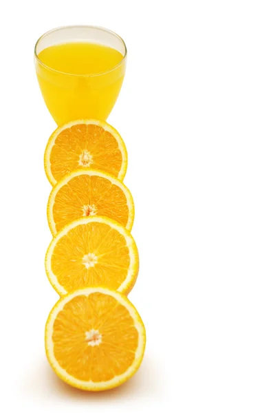行的一半切橙子和 oranje 孤立在白色的汁 — 图库照片