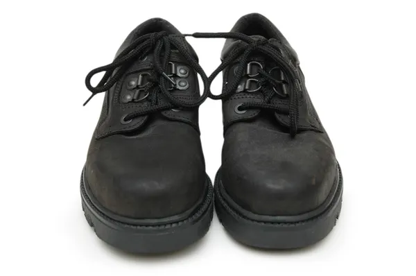白で隔離される黒い安全ブーツのペア — ストック写真