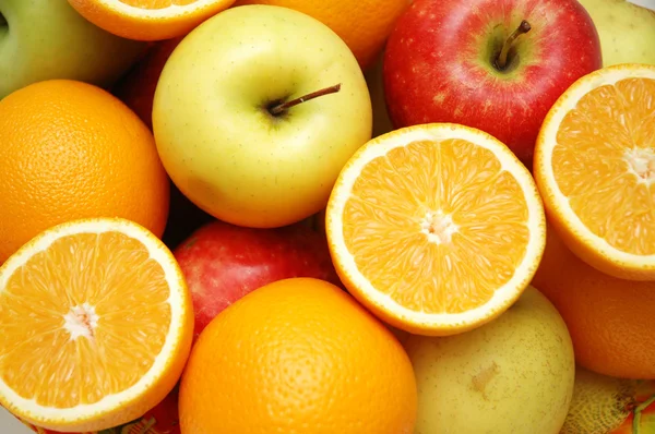 Äpplen och apelsiner på marknaden stativet — Stockfoto
