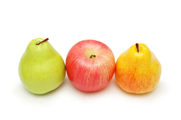 Peras y manzana aisladas en el blanco — Foto de Stock