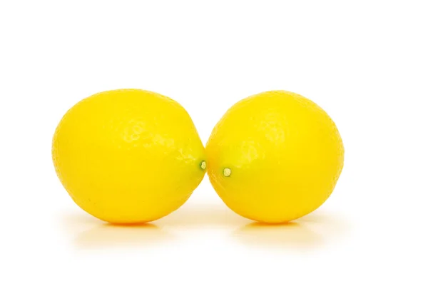 Два желтых лимона, изолированных на белом — стоковое фото