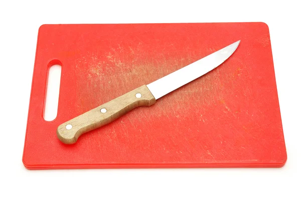 まな板と白で隔離されるナイフ — ストック写真