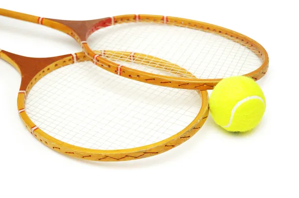 Iki tenis raketleri ve üzerinde beyaz izole topu — Stok fotoğraf