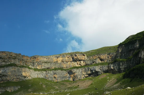 Bergkette und blauer Himmel - suvar, azerbaijan — Stockfoto