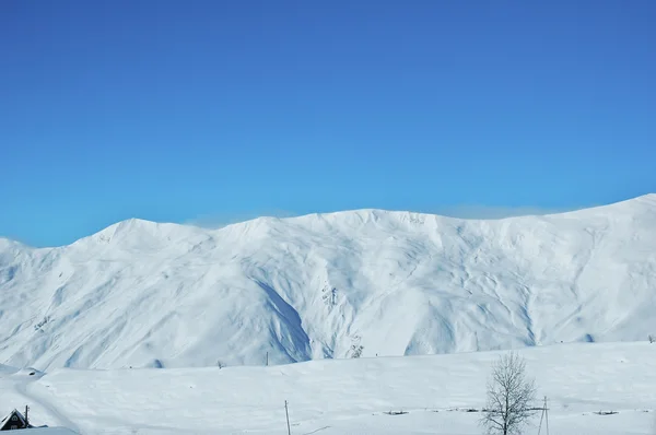 Las montañas bajo la nieve en invierno - Georgia, Gudauri —  Fotos de Stock