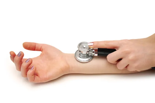 Sprawdzanie tętna z stetoskop - na białym tle — Zdjęcie stockowe