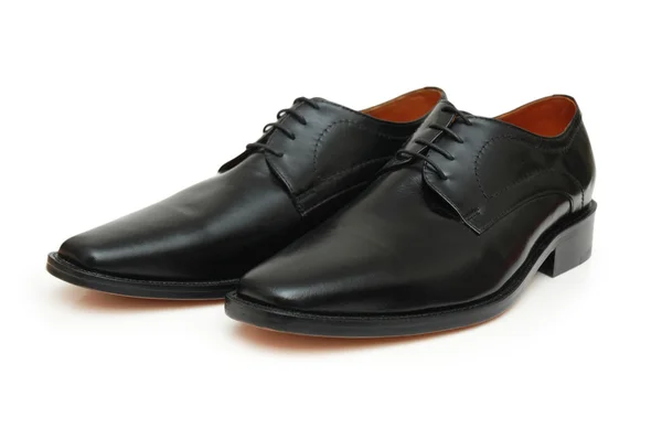 Par de sapatos masculinos pretos isolados em branco — Fotografia de Stock