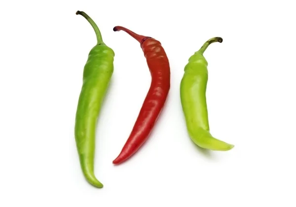 Červené a zelené chilli papričky, izolované na bílém — Stock fotografie