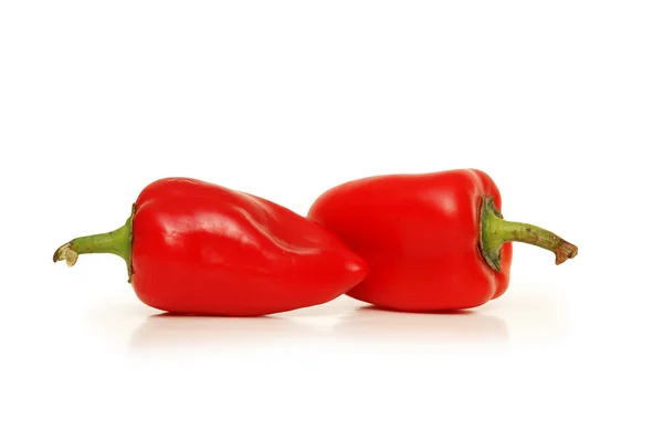 Dvě červené papriky izolovaných na bílém — Stock fotografie