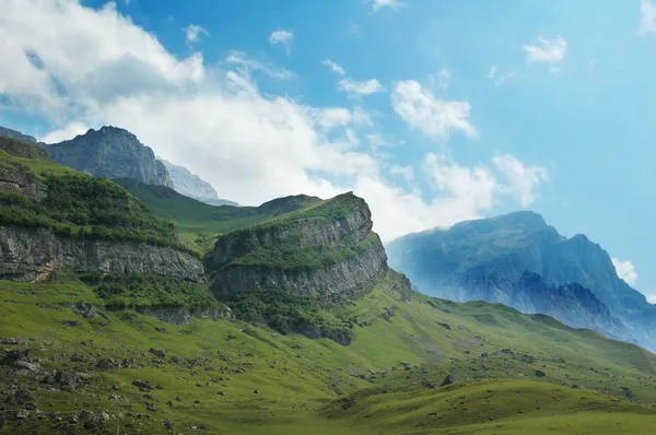Пейзаж с горами и синим небом - Азербайджан — стоковое фото