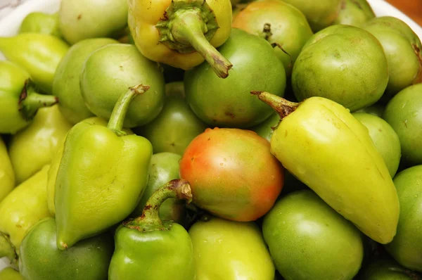 Pimentos e tomates verdes no mercado — Fotografia de Stock