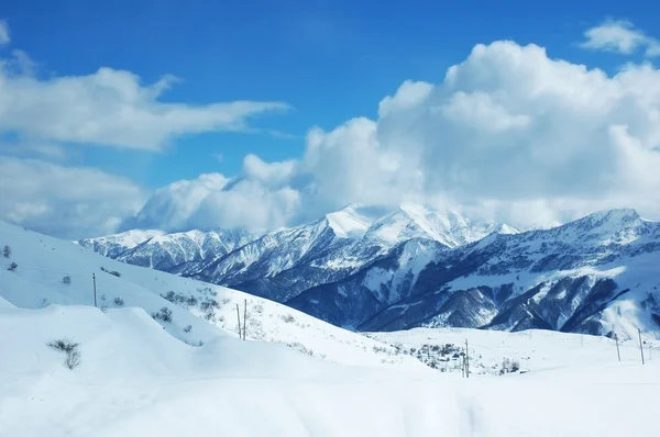 Góry w śniegu w zimie - Gruzja, gudauri — Zdjęcie stockowe