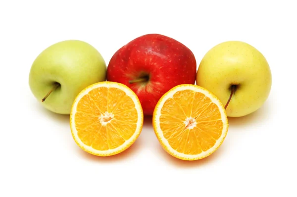 Halb geschnittene Orangen und Äpfel isoliert auf weiß — Stockfoto