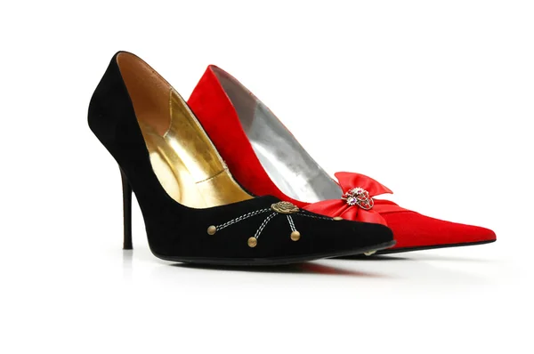 Svarta och röda kvinna skor isolerad på vit — Stockfoto