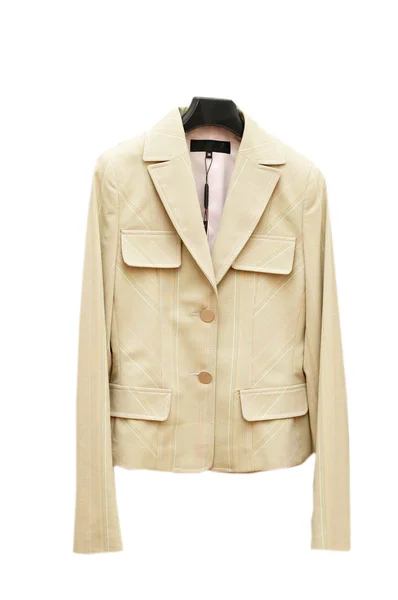 Светлый пиджак на вешалке изолирован на белом — стоковое фото