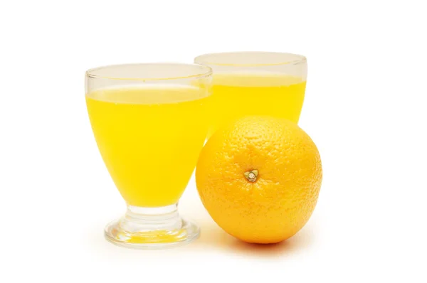 Δύο ποτήρια χυμό και πορτοκαλί που απομονώνονται σε λευκό — Φωτογραφία Αρχείου