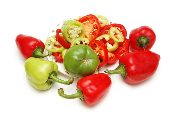 Seleção de pimentas vermelhas e verdes isoladas em branco — Fotografia de Stock