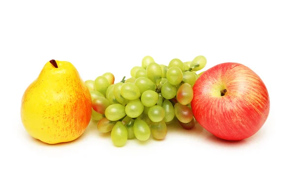 Pêra, maçã e uvas isoladas sobre branco — Fotografia de Stock