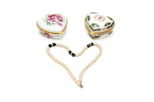Két szív alakú doboz és elszigetelt fehér gyöngyök — Stock Fotó